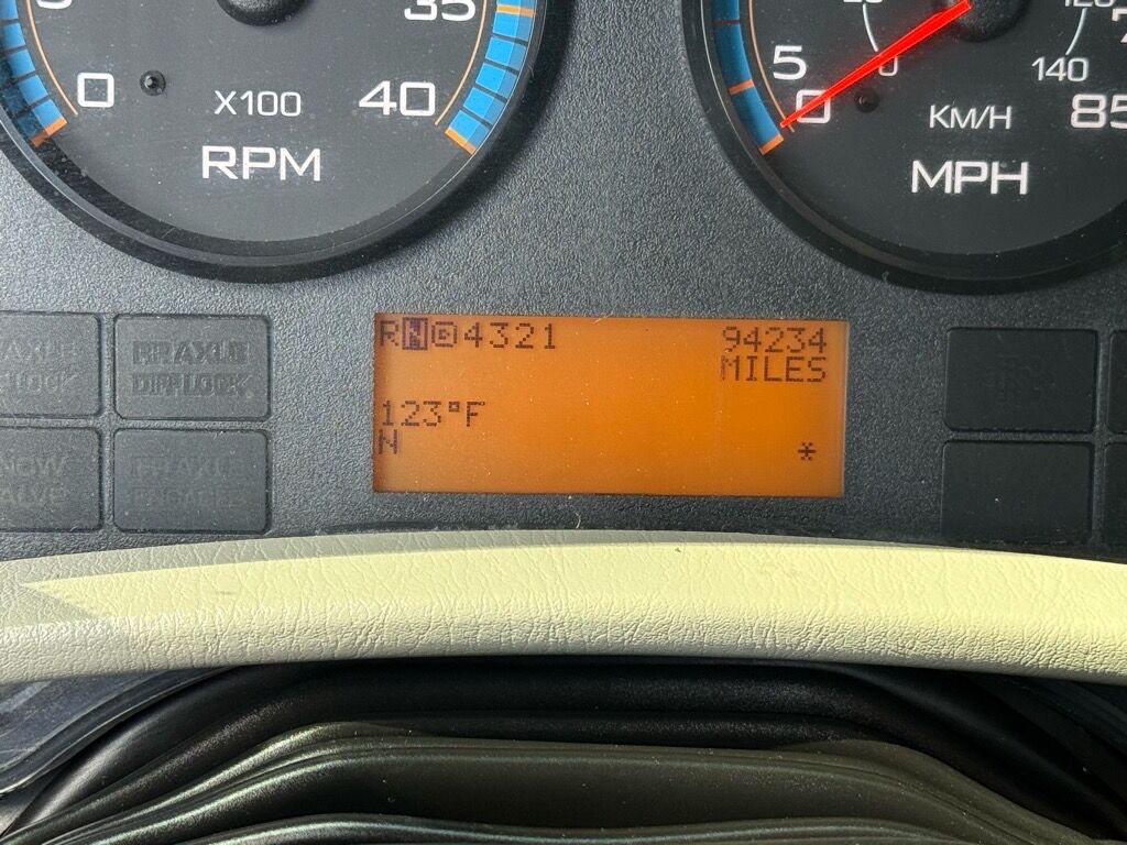 2008 International 4400 2 L HAULER TRUCK