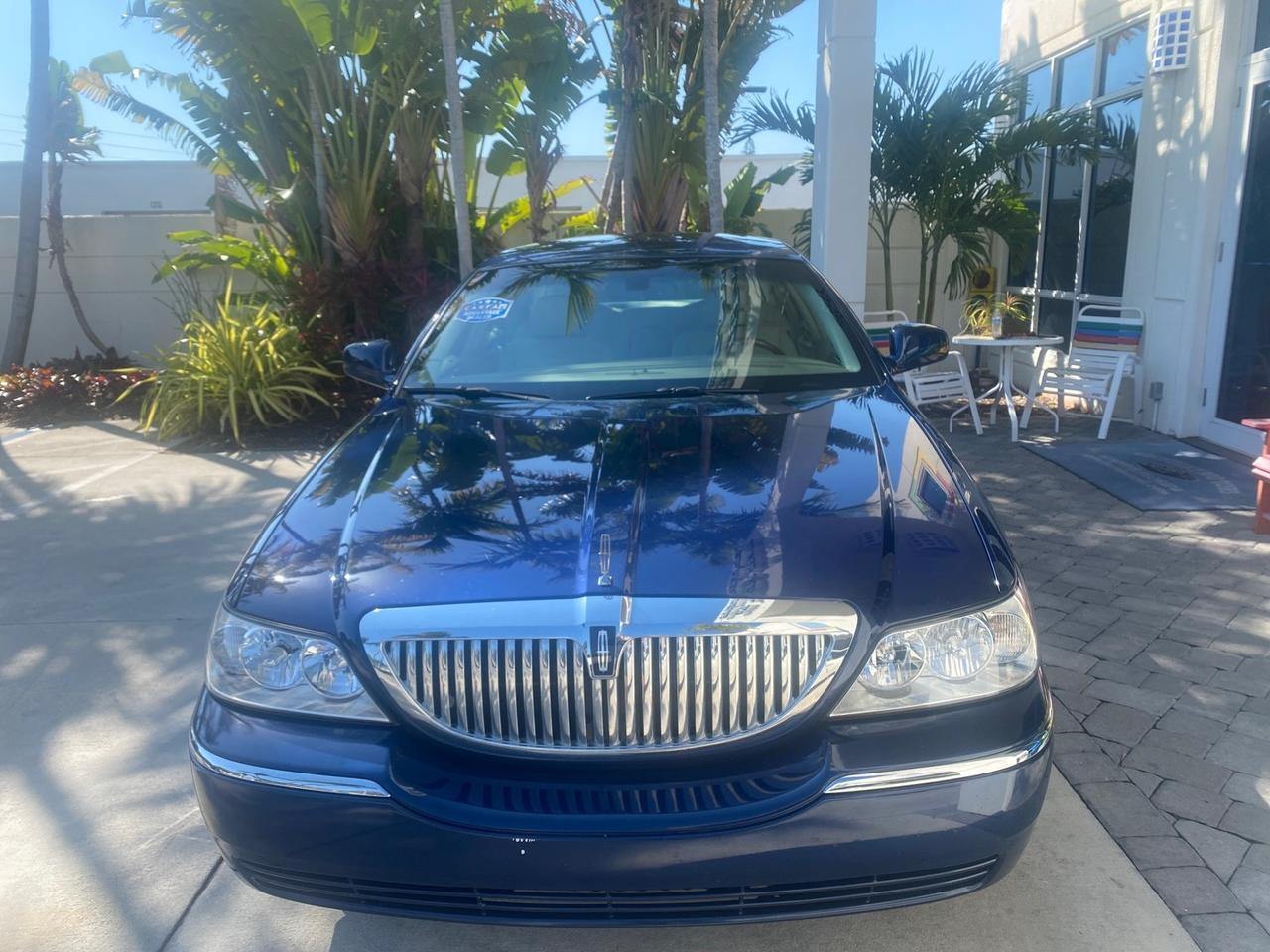 2008 Lincoln Town Car Limited LOW MILES 52,200
