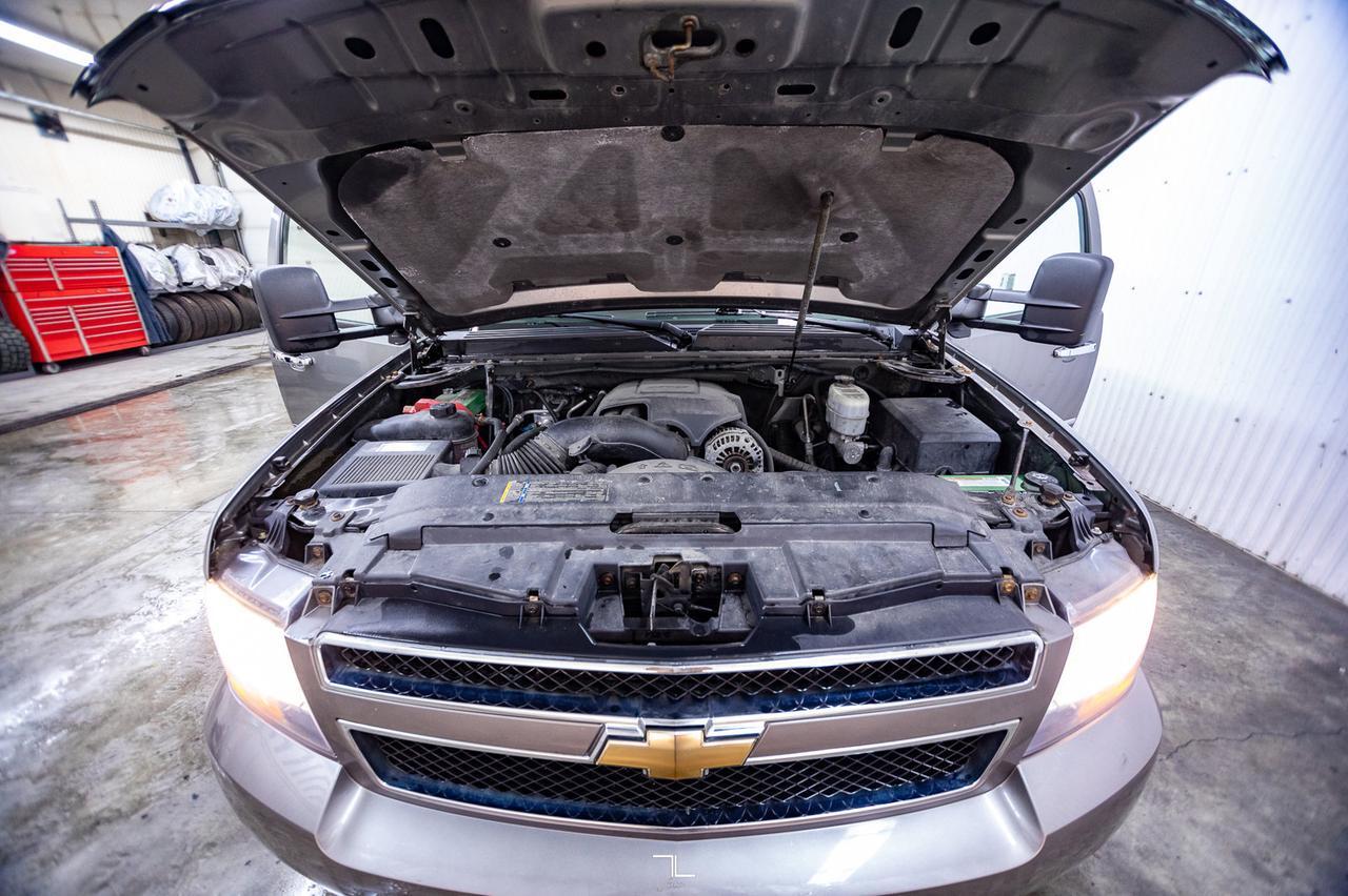 2009 Chevrolet Suburban 2500 4x4 LS PSeat 8 Passenger Red Deer AB