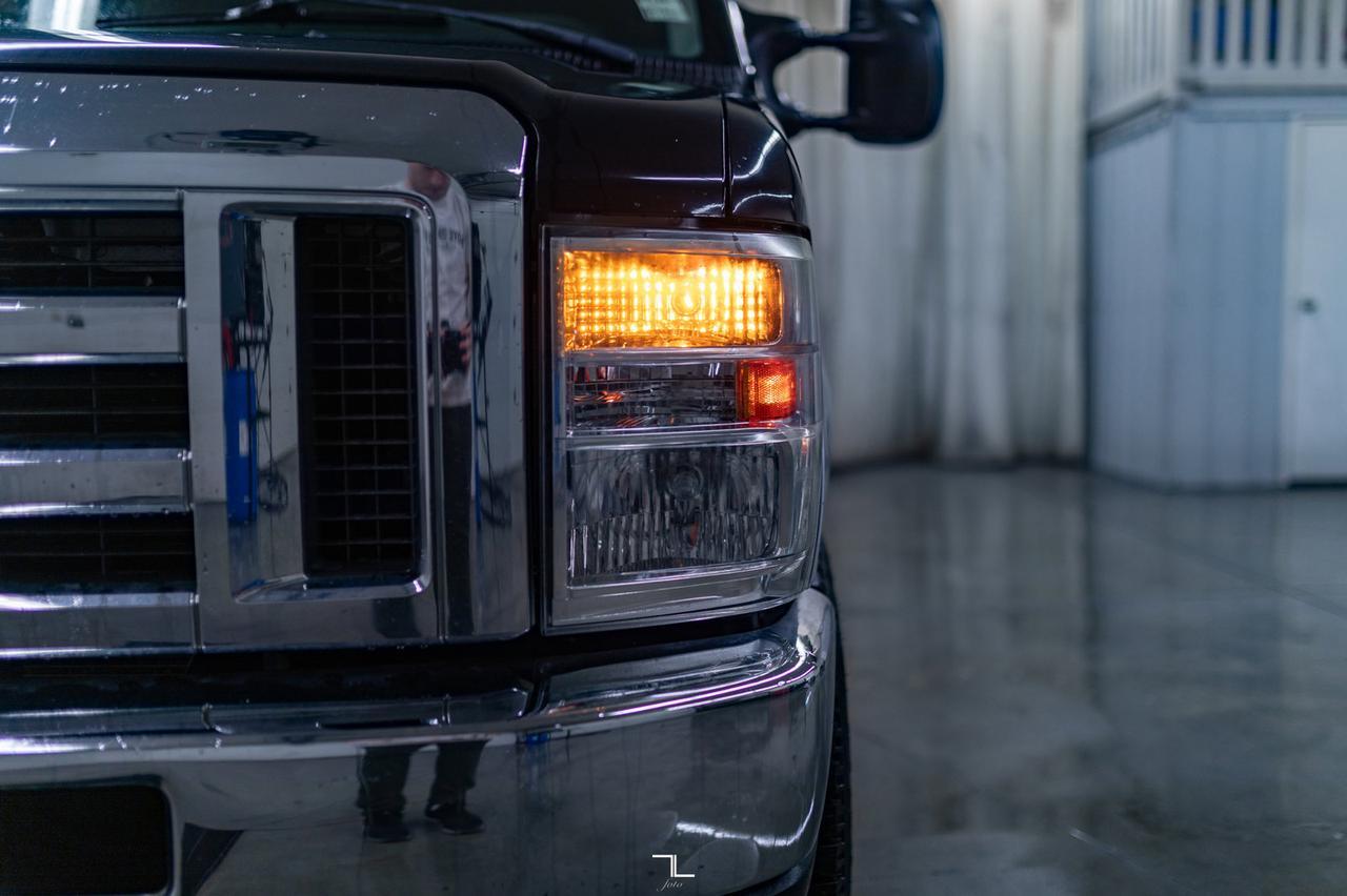 2009 Ford E-350 XLT 15 Passenger Red Deer AB