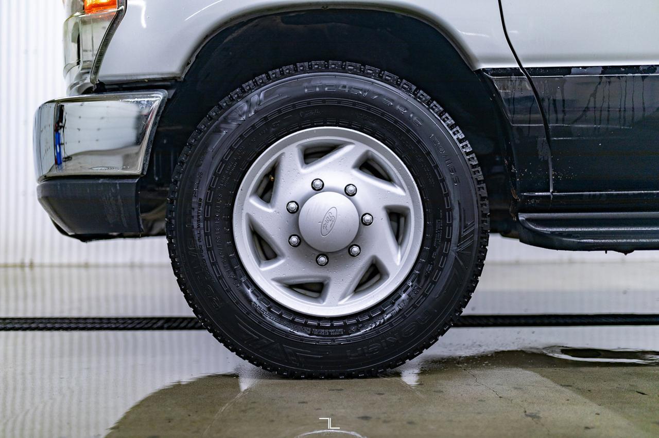 2009 Ford E-350 XLT 15 Passenger Red Deer AB