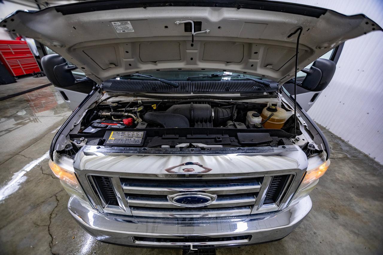 2009 Ford E-350 XLT 15 Passenger Red Deer AB