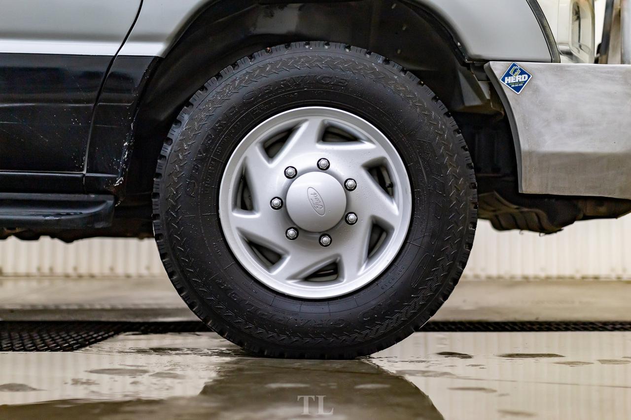 2009 Ford E-350 XLT Extended 15 Passenger Van Red Deer AB