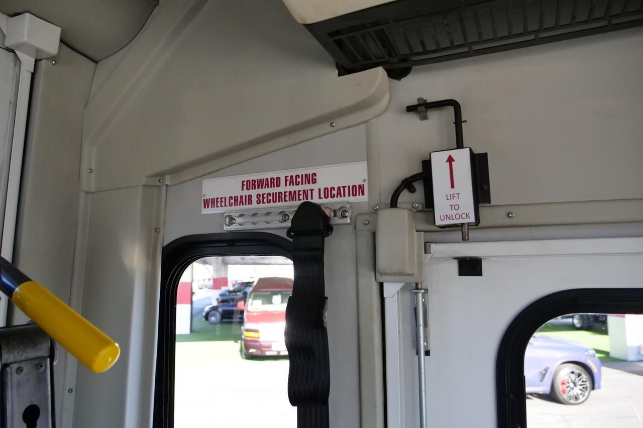 2009 GMC C4500 Champion Challenger Bus / Handicap Lift / LOW MILES! Lincolnton NC