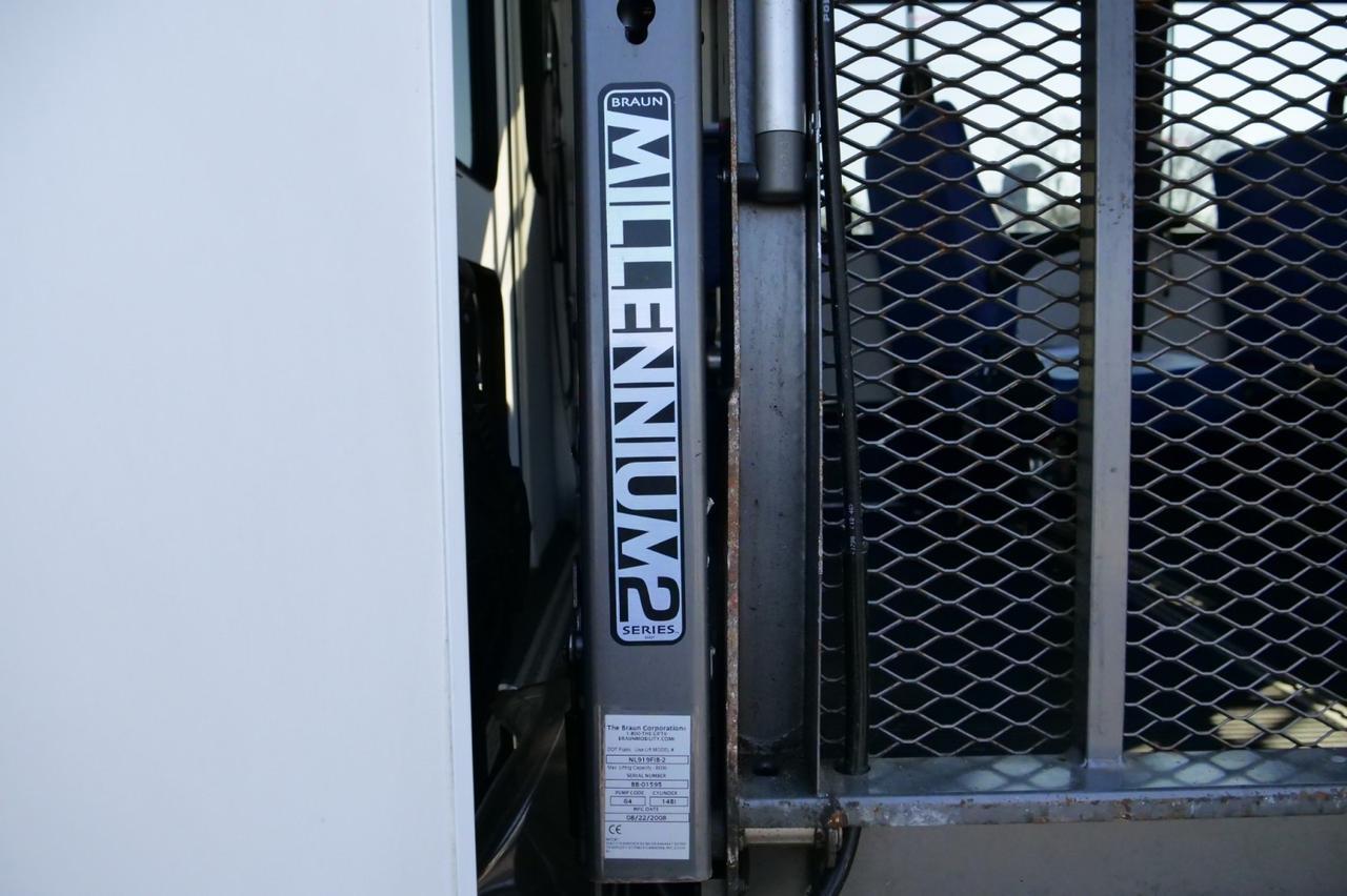 2009 GMC C4500 Champion Challenger Bus / Handicap Lift / LOW MILES! Lincolnton NC