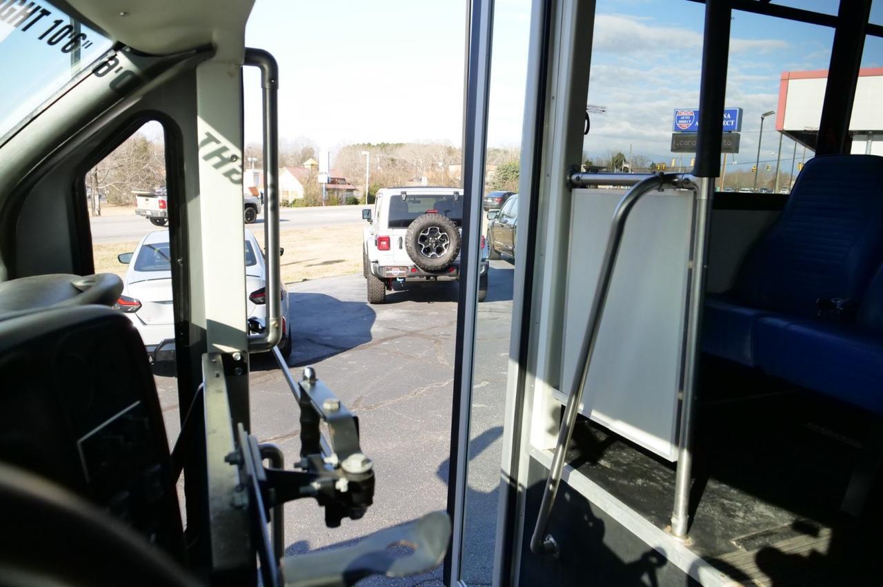 2009 GMC C4500 Champion Challenger Bus / Handicap Lift / LOW MILES! Lincolnton NC