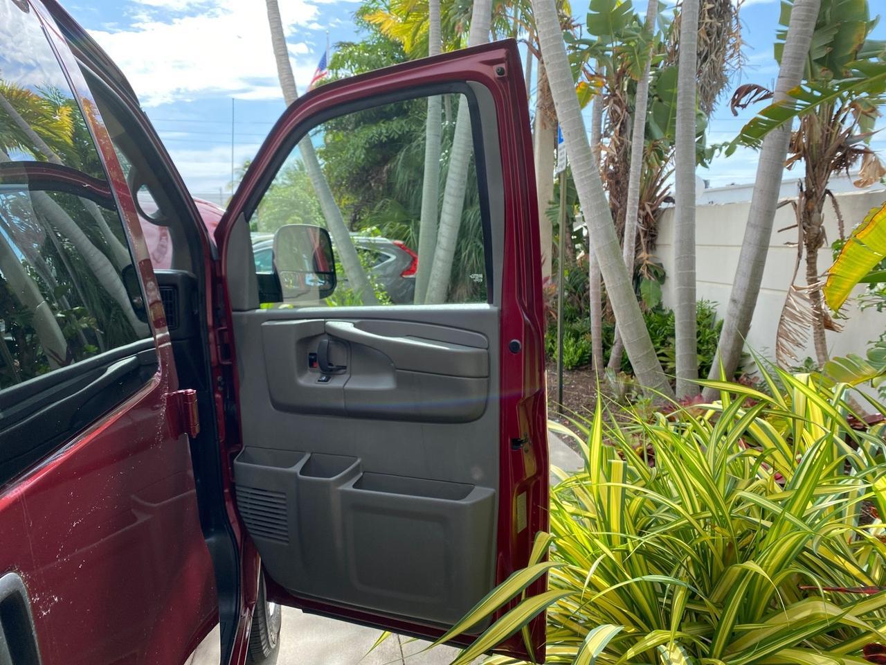 2009 GMC Savana Passenger LOW MILES 53,014 1 OWNER Pompano Beach FL