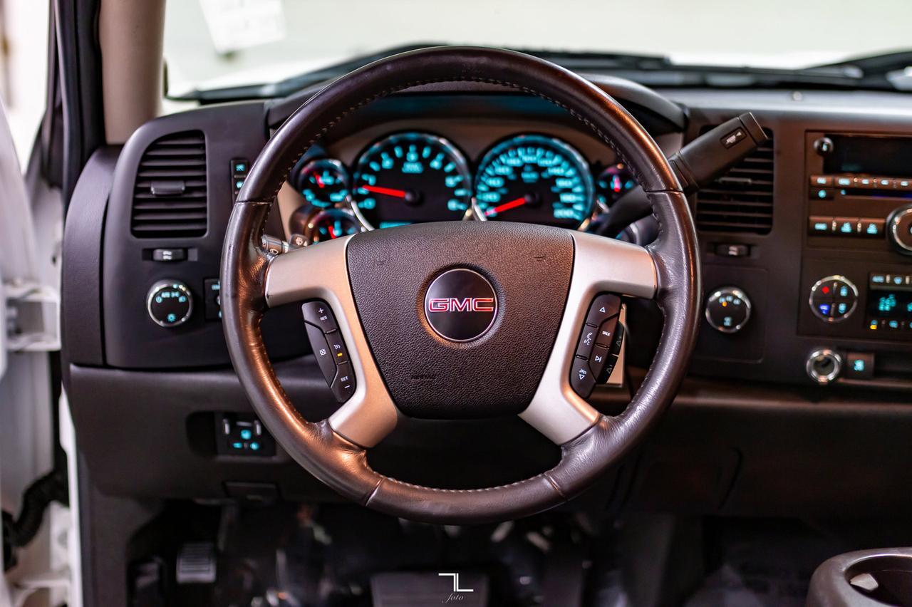 2009 GMC Sierra 2500HD 4x4 Crew Cab SLE Z71 PSeat Red Deer AB