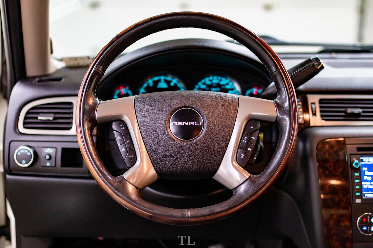 2009 GMC Yukon AWD Denali Leather Roof Nav TV BCam Red Deer AB