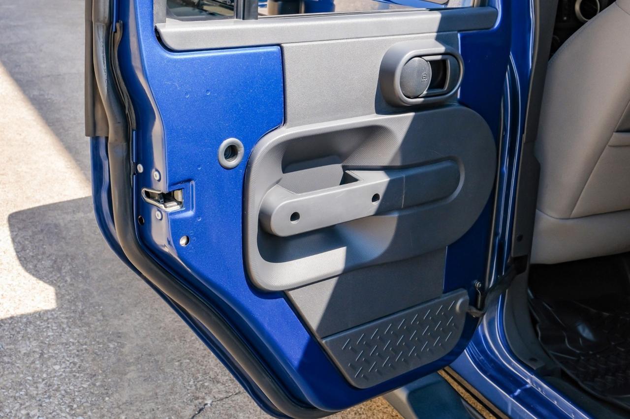 2009 Jeep Wrangler Unlimited Sahara photo 37