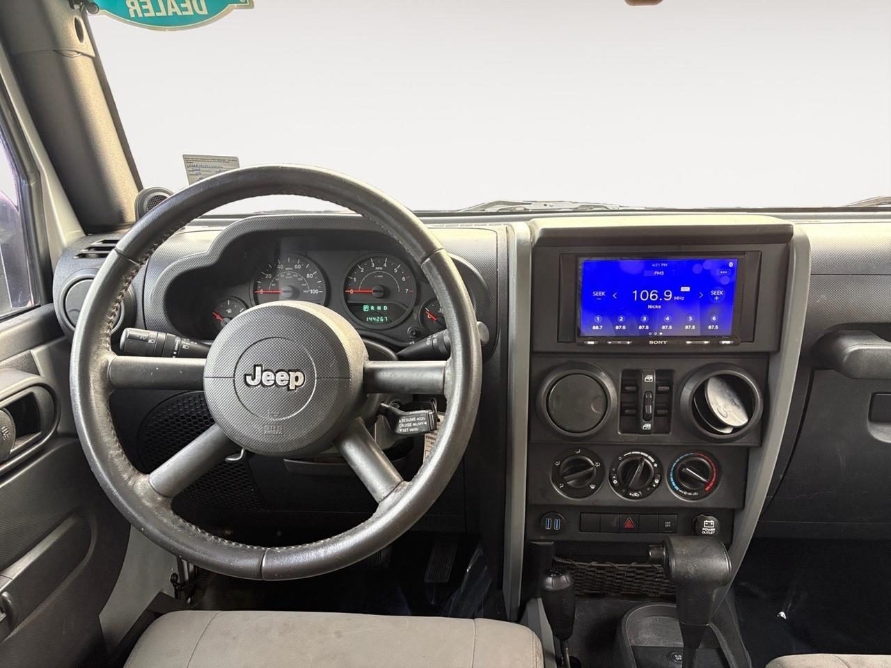 2009 Jeep Wrangler Unlimited X 4X4, FENDER FLARES, RUNNING BOARDS, LOW MILEAGE, CLEAN CARFAX, THIS IS A GREAT JEEP TO GET ON THE ROAD!