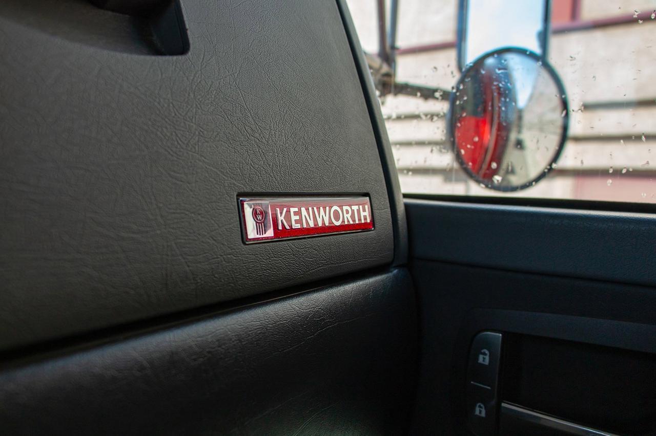 2009 KENWORTH T-800 Tandem Axle Tractor Red Deer AB