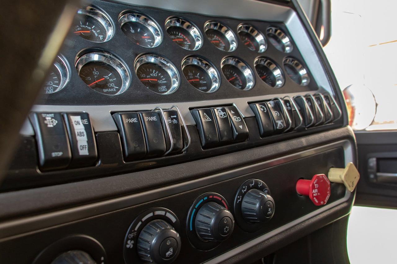 2009 KENWORTH T-800 Tandem Axle Tractor Red Deer AB