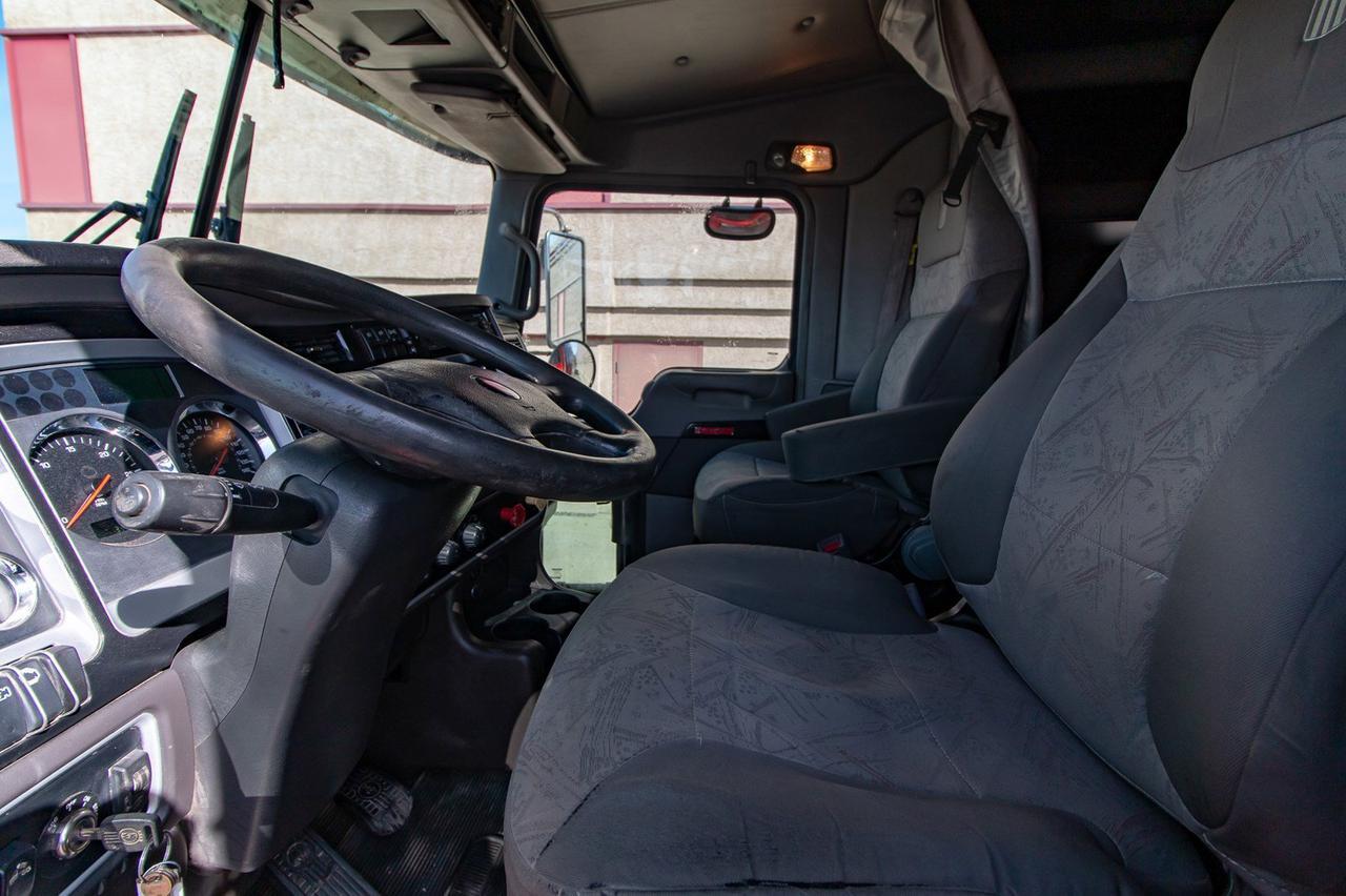 2009 KENWORTH T-800 Tandem Axle Tractor Red Deer AB