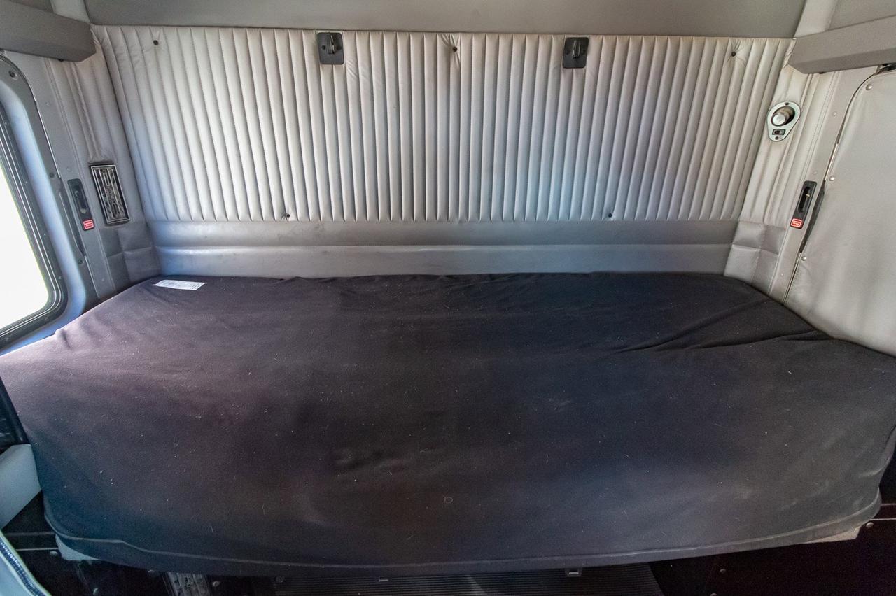 2009 KENWORTH T-800 Tandem Axle Tractor Red Deer AB