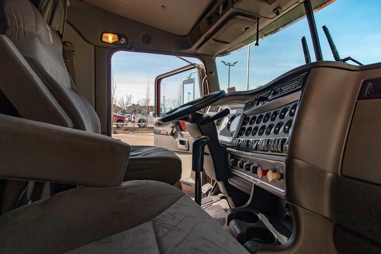 2009 KENWORTH T-800 Tandem Axle Tractor Red Deer AB