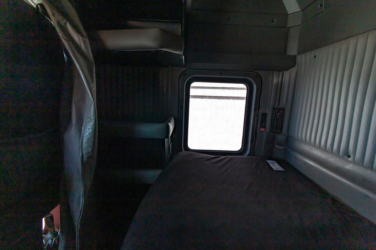 2009 KENWORTH T-800 Tandem Axle Tractor Red Deer AB