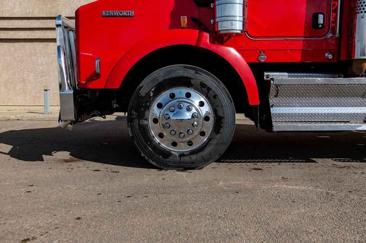 2009 KENWORTH T-800 Tandem Axle Tractor Red Deer AB