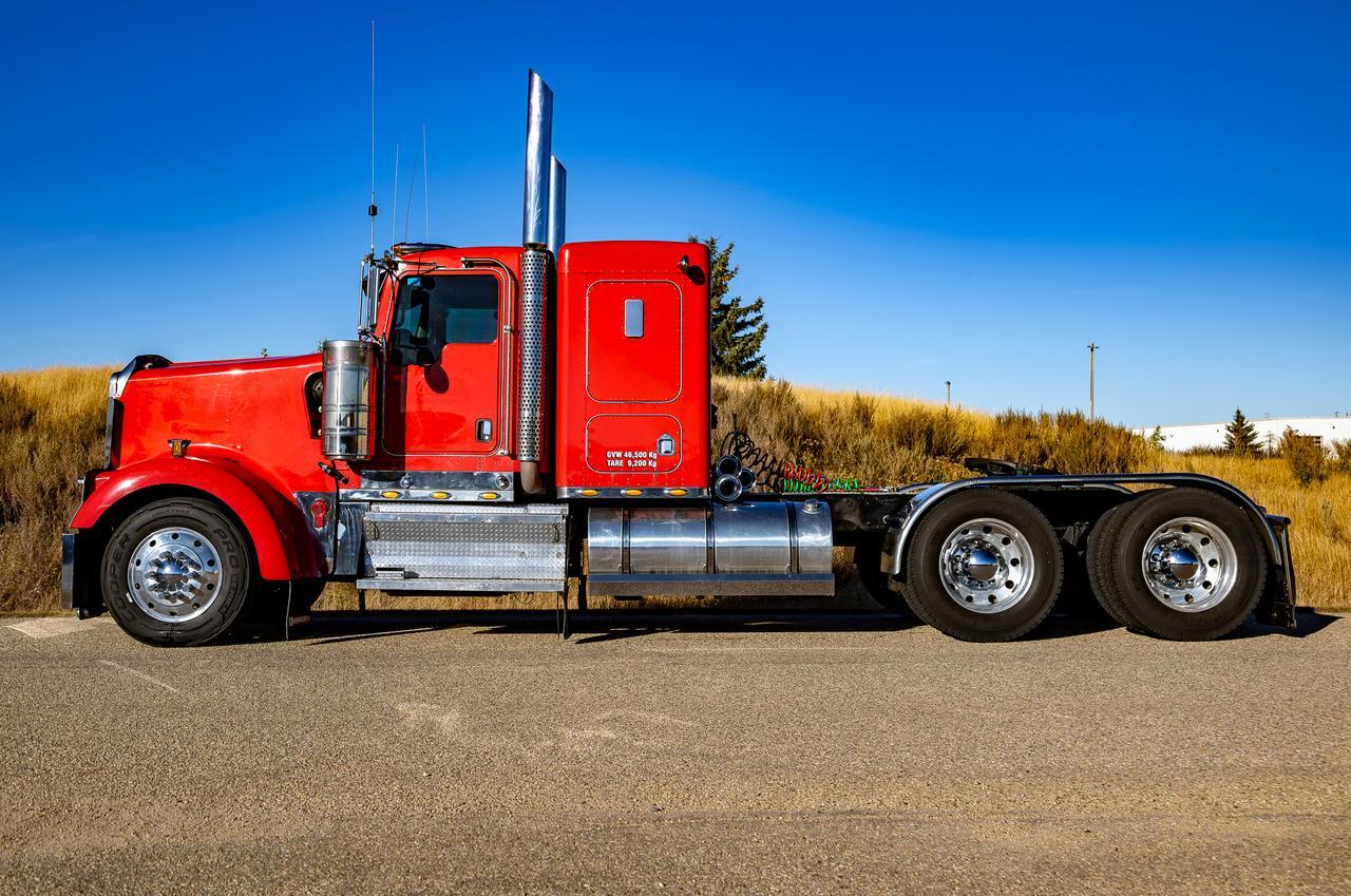 2009 KENWORTH W-900 TRUCK TRACTOR SLEEPER Red Deer AB