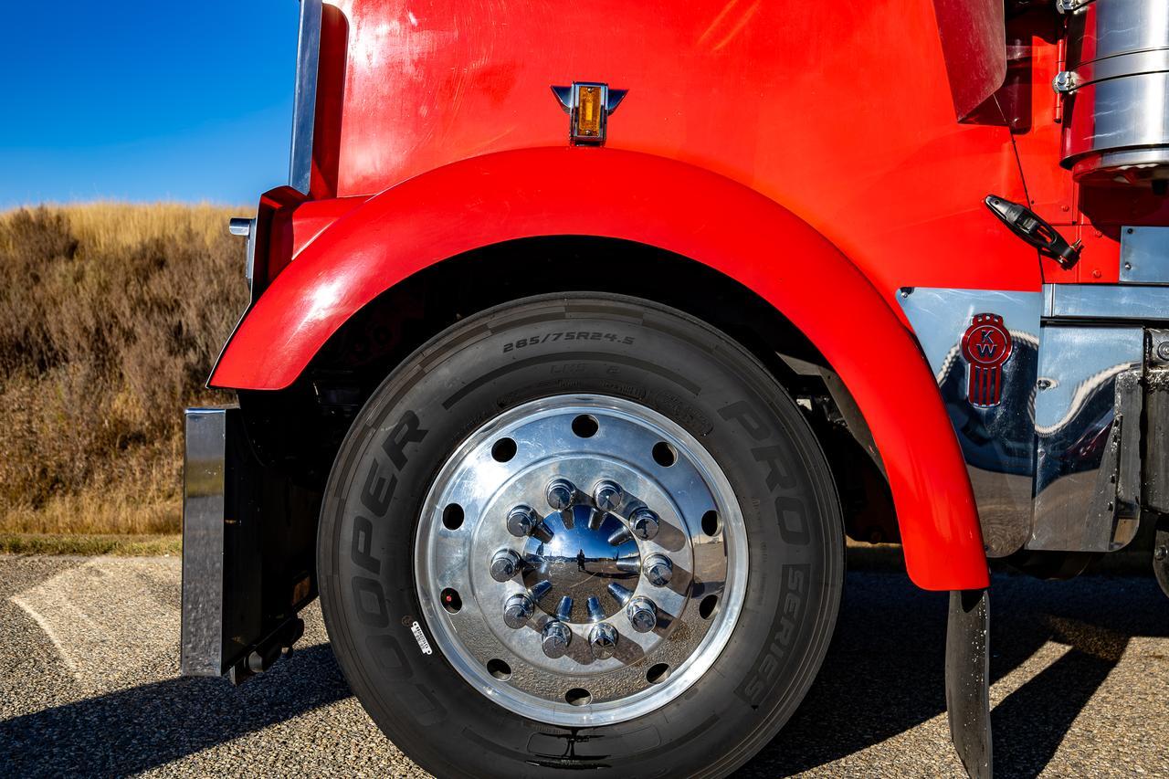 2009 KENWORTH W-900 TRUCK TRACTOR SLEEPER Red Deer AB