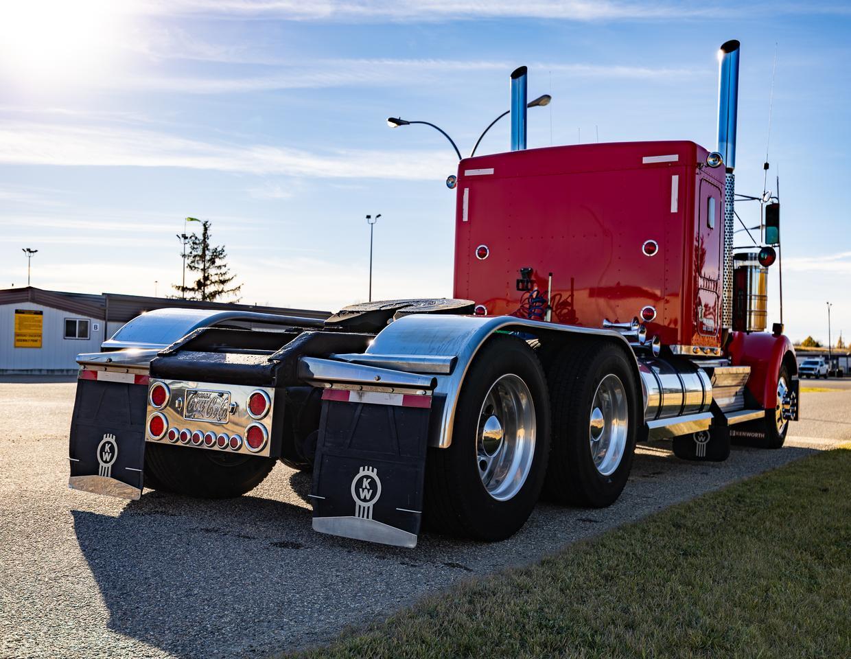 2009 KENWORTH W-900 TRUCK TRACTOR SLEEPER Red Deer AB