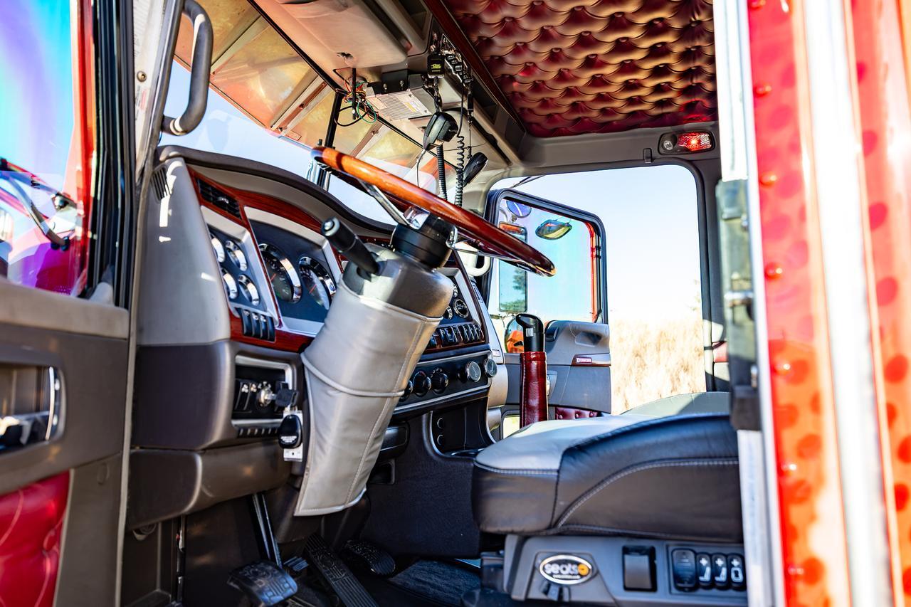 2009 KENWORTH W-900 TRUCK TRACTOR SLEEPER Red Deer AB