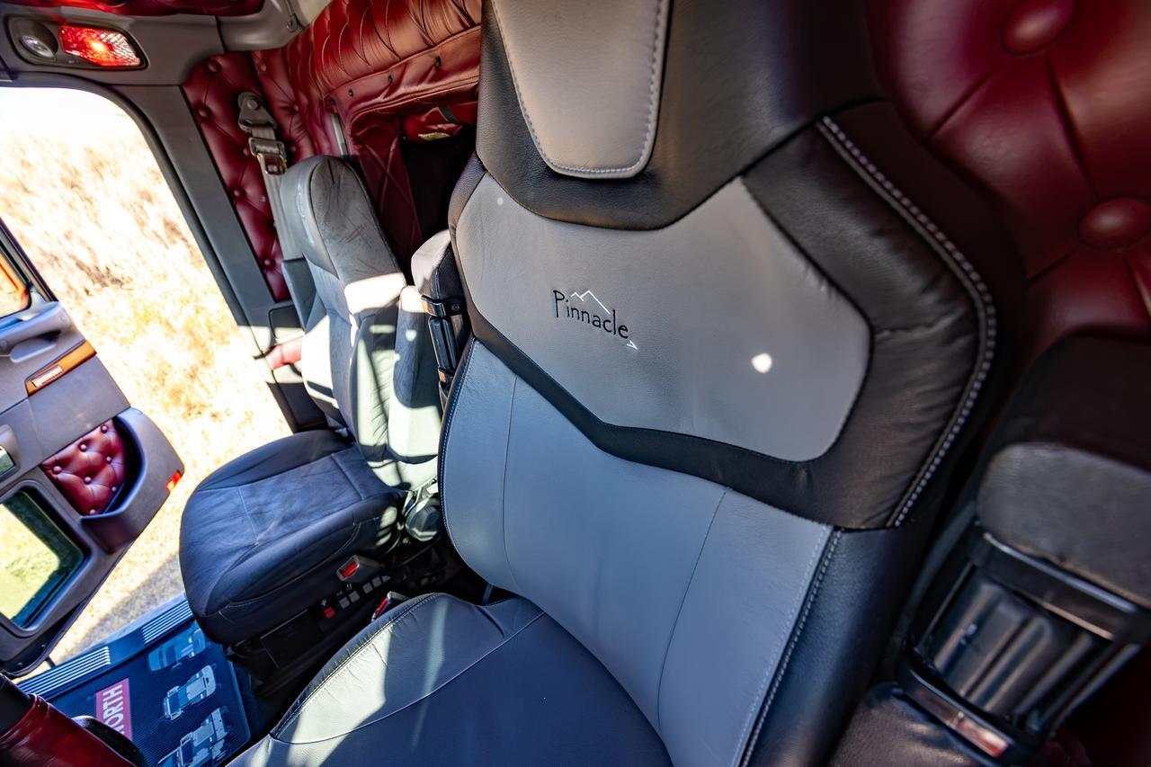 2009 KENWORTH W-900 TRUCK TRACTOR SLEEPER Red Deer AB