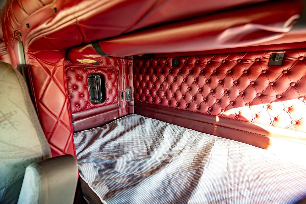 2009 KENWORTH W-900 TRUCK TRACTOR SLEEPER Red Deer AB