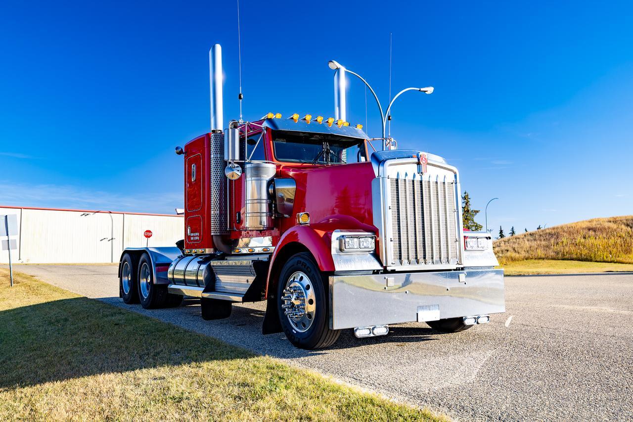 2009 KENWORTH W-900 TRUCK TRACTOR SLEEPER Red Deer AB