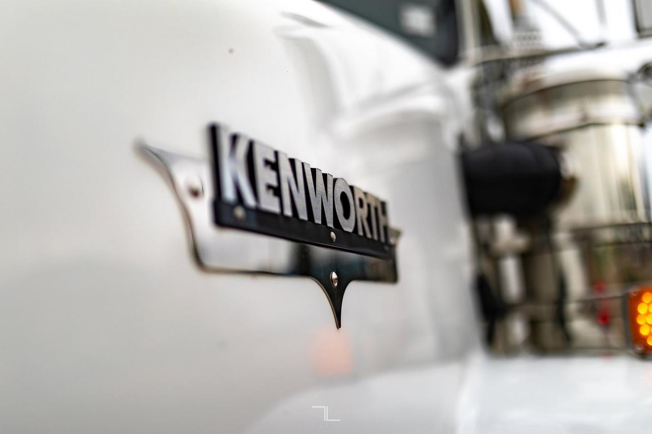 2009 Kenworth T-800 Extended Day Cab Tractor Heavy Spec Red Deer AB