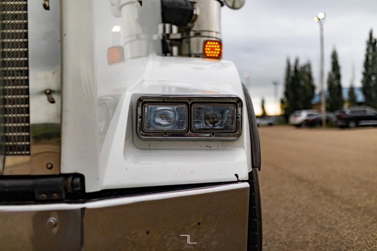 2009 Kenworth T-800 Extended Day Cab Tractor Heavy Spec Red Deer AB