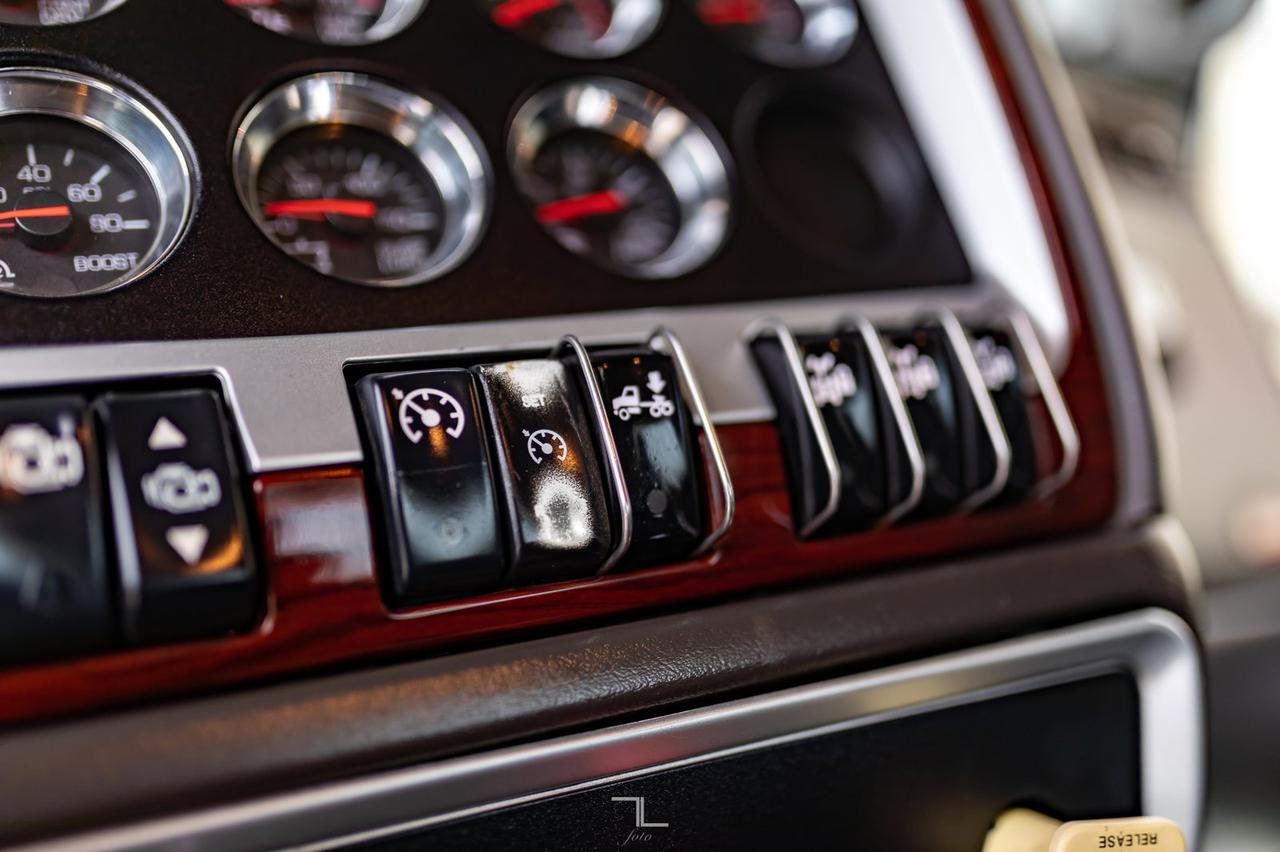 2009 Kenworth T-800 Extended Day Cab Tractor Heavy Spec Red Deer AB