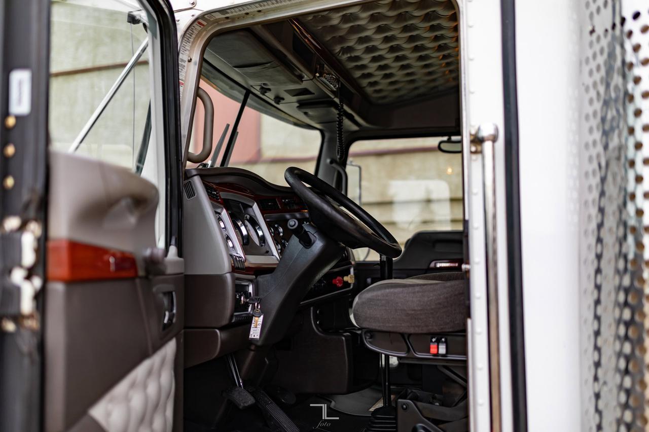 2009 Kenworth T-800 Extended Day Cab Tractor Heavy Spec Red Deer AB