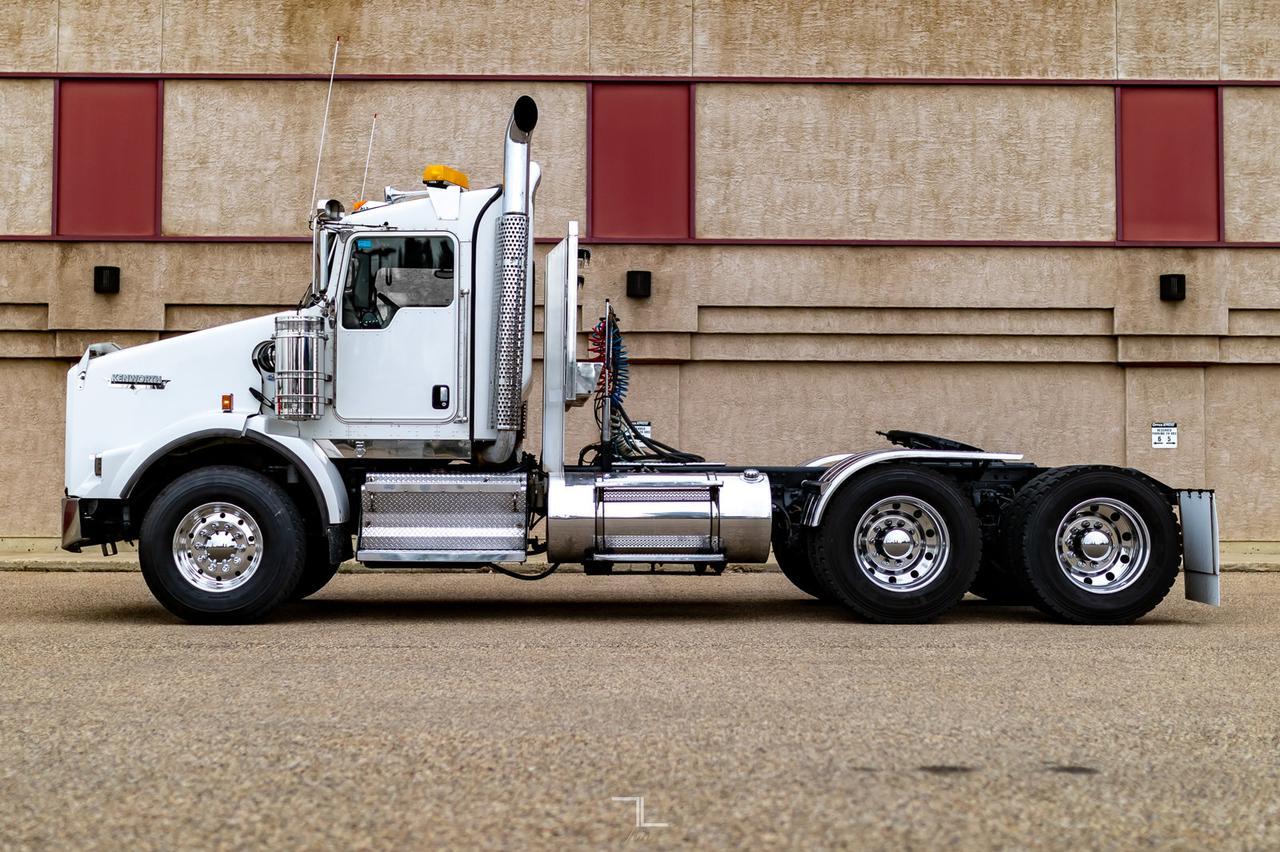 2009 Kenworth T-800 Extended Day Cab Tractor Heavy Spec Red Deer AB