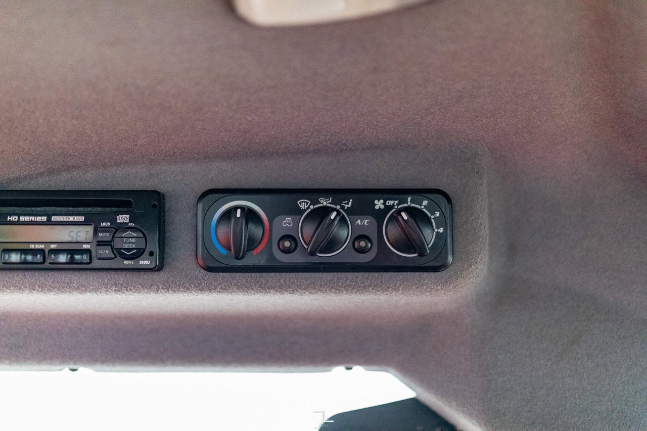 2009 Kubota M9540D MFWD Tractor Loader Bucket Diesel Red Deer AB