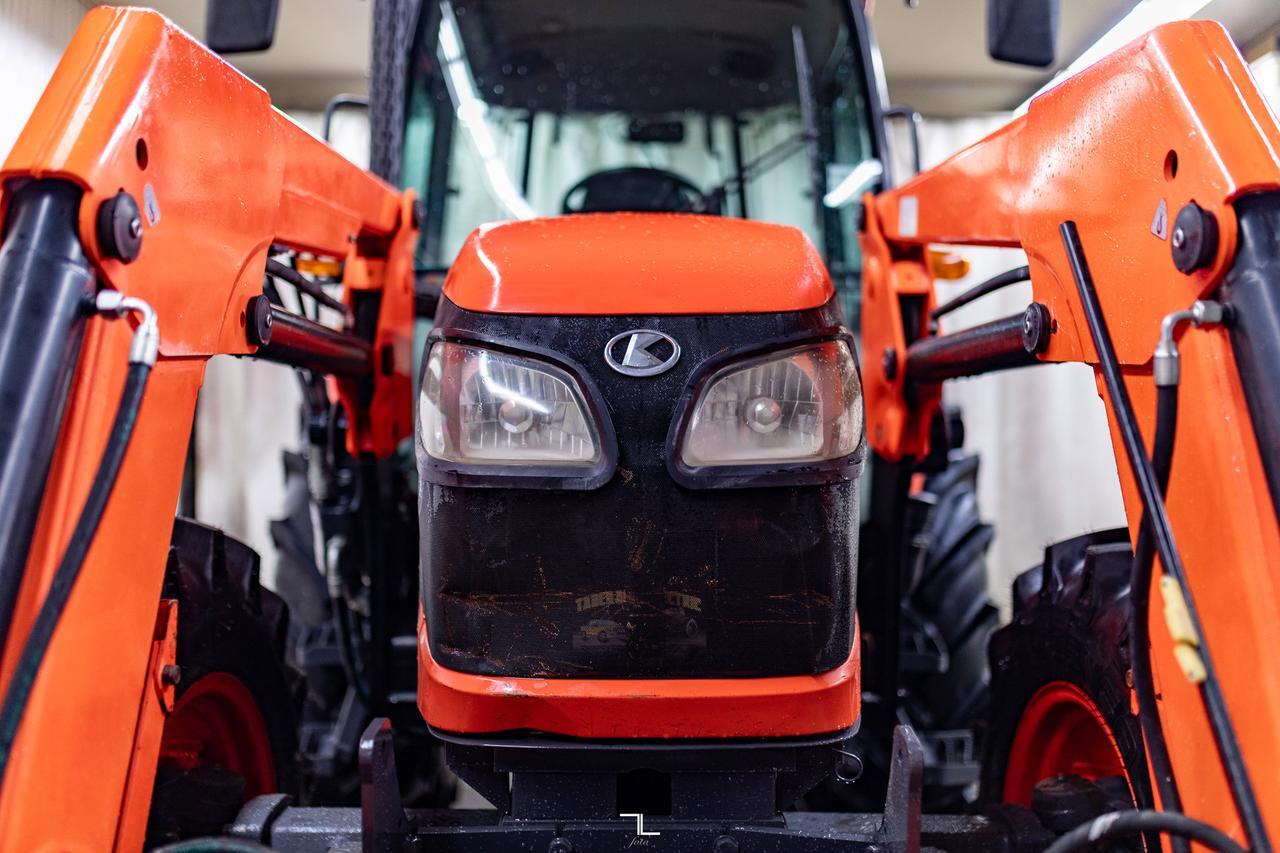2009 Kubota M9540D MFWD Tractor Loader Bucket Diesel Red Deer AB
