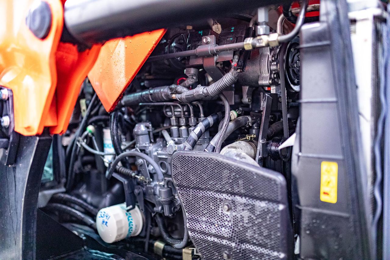 2009 Kubota M9540D MFWD Tractor Loader Bucket Diesel Red Deer AB