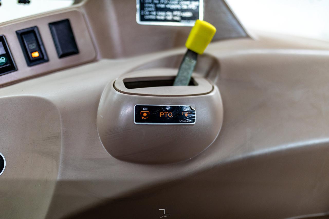 2009 Kubota M9540D MFWD Tractor Loader Bucket Diesel Red Deer AB