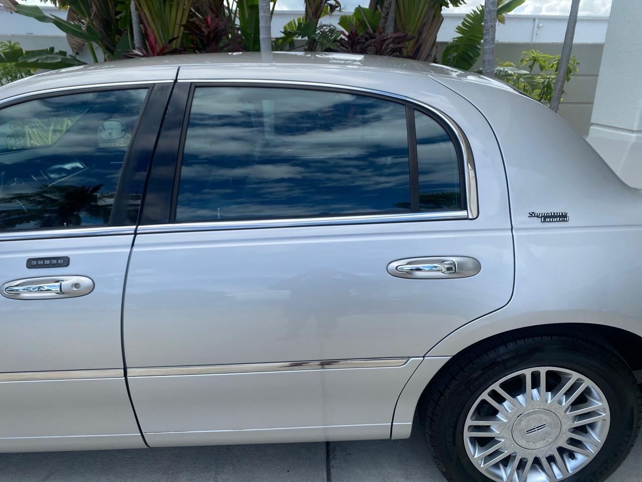 2009 Lincoln Town Car Signature Limited LOW MILES 50,225 Pompano Beach FL