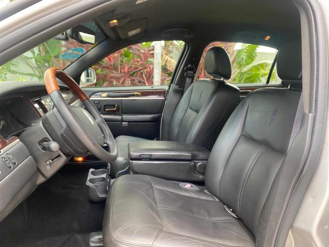 2009 Lincoln Town Car Signature Limited LOW MILES 50,225 Pompano Beach FL