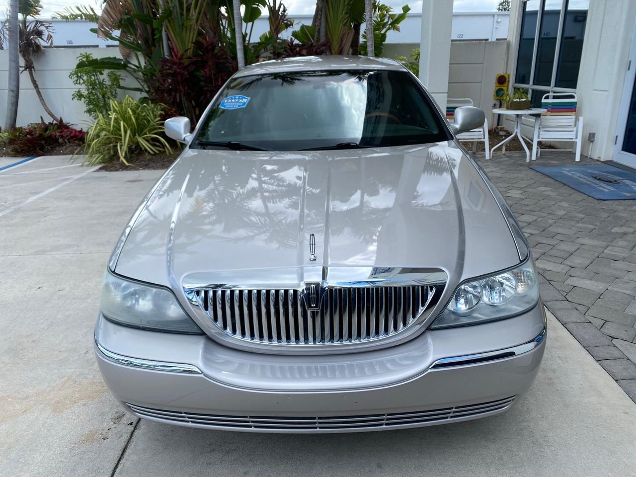 2009 Lincoln Town Car Signature Limited LOW MILES 50,225