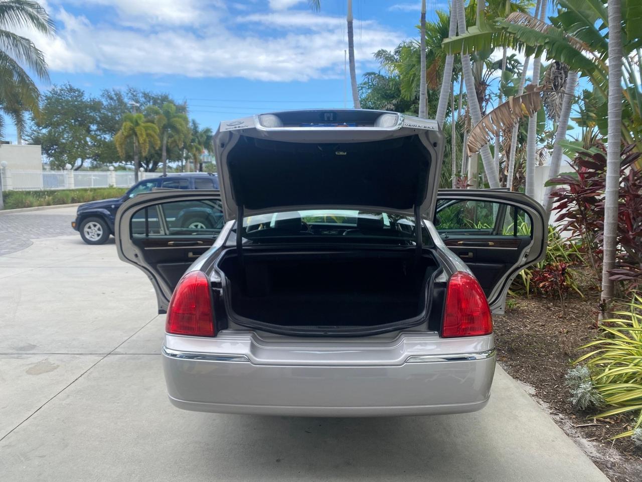 2009 Lincoln Town Car Signature Limited LOW MILES 50,225 Pompano Beach FL