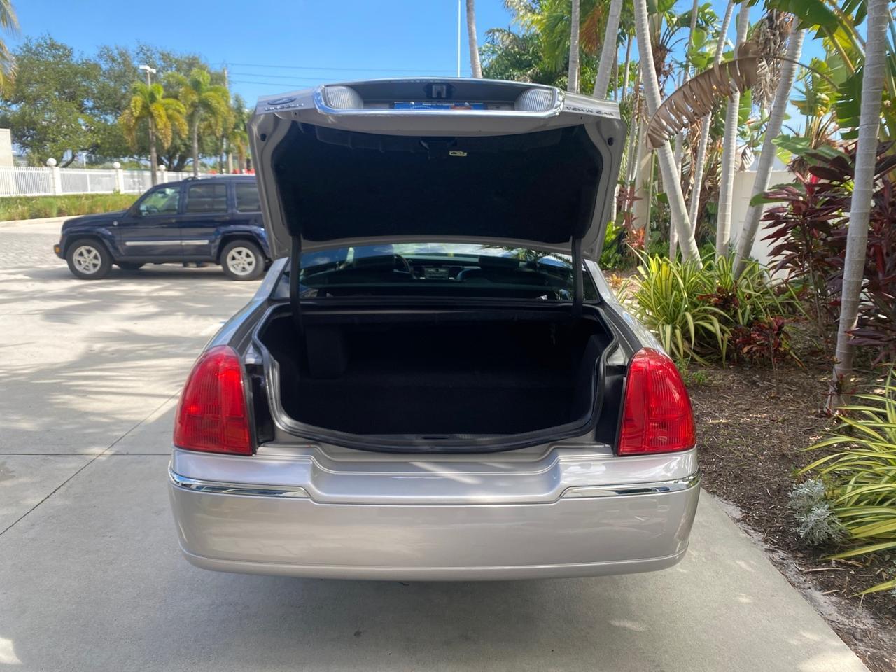 2009 Lincoln Town Car Signature Limited LOW MILES 50,225 Pompano Beach FL