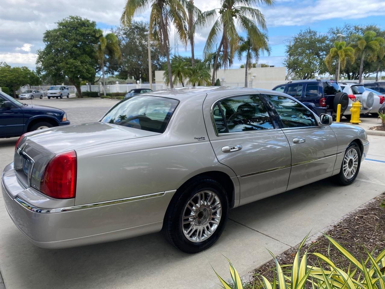 2009 Lincoln Town Car Signature Limited LOW MILES 50,225 Pompano Beach FL