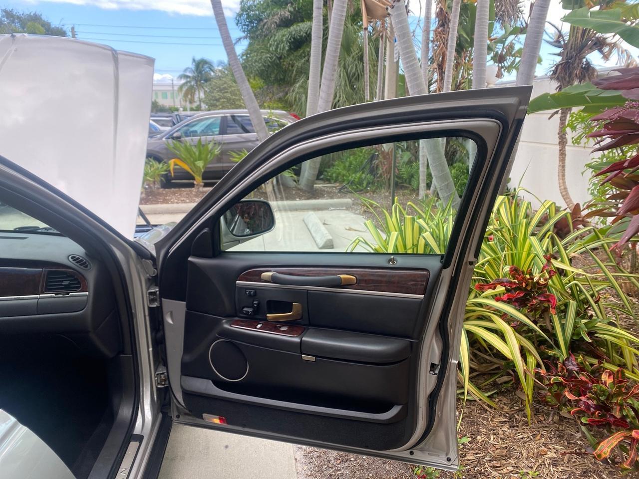 2009 Lincoln Town Car Signature Limited LOW MILES 50,225 Pompano Beach FL