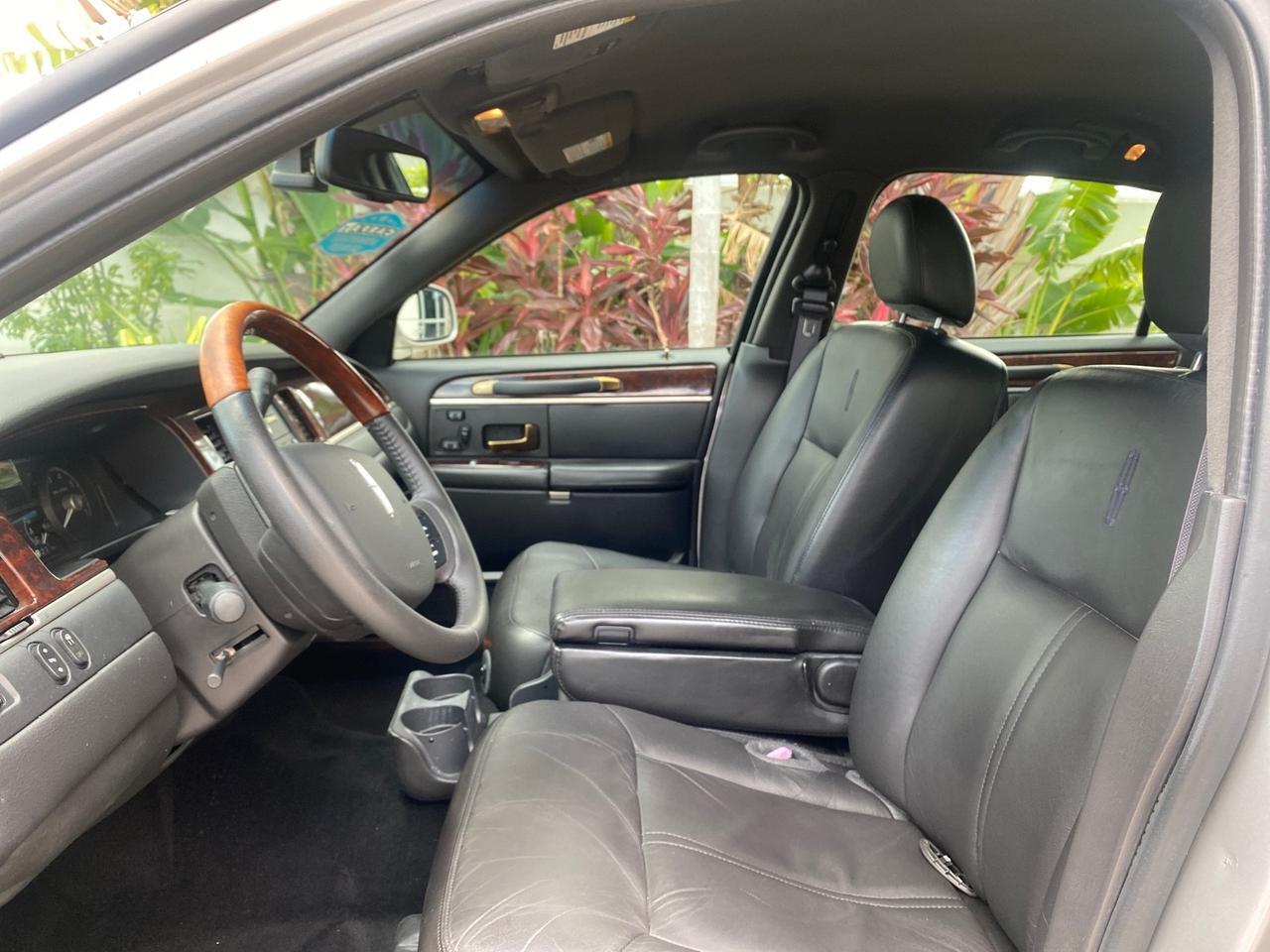 2009 Lincoln Town Car Signature Limited LOW MILES 50,225 Pompano Beach FL