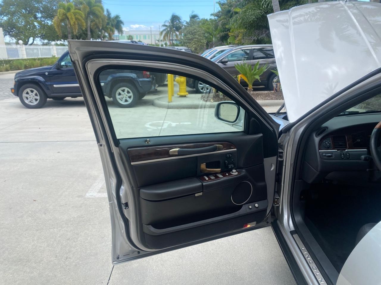 2009 Lincoln Town Car Signature Limited LOW MILES 50,225 Pompano Beach FL