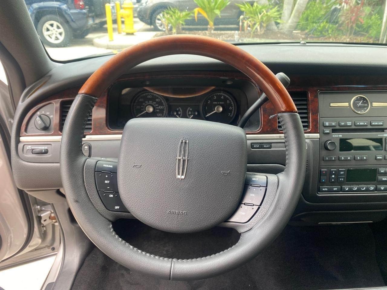 2009 Lincoln Town Car Signature Limited LOW MILES 50,225 Pompano Beach FL