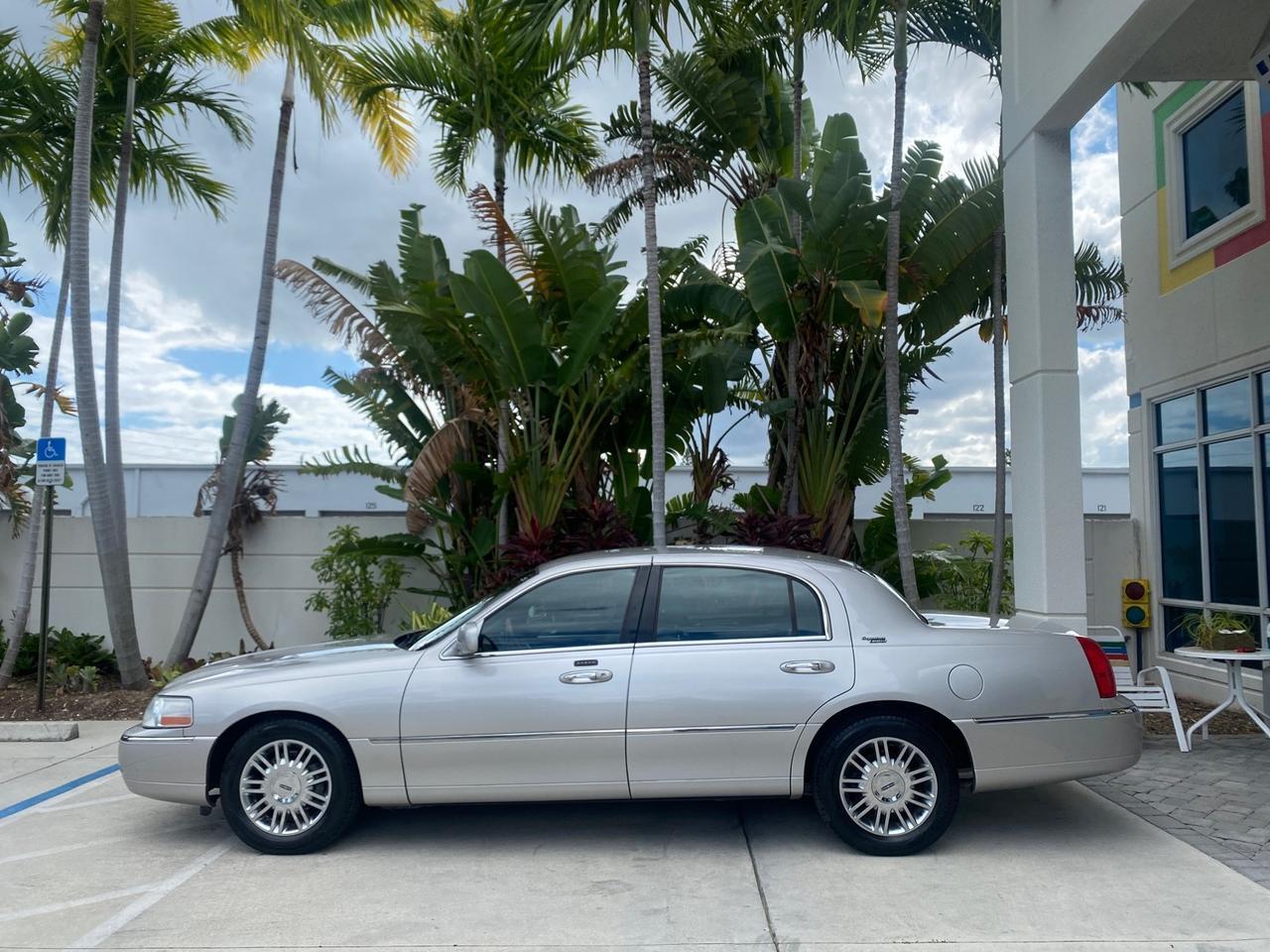 2009 Lincoln Town Car Signature Limited LOW MILES 50,225 Pompano Beach FL
