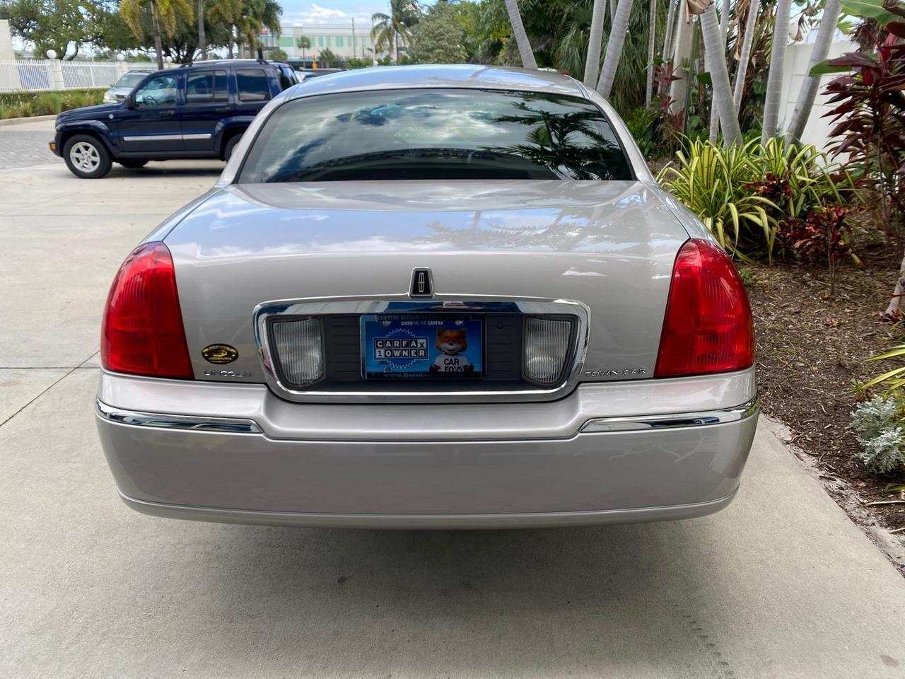 2009 Lincoln Town Car Signature Limited photo 4